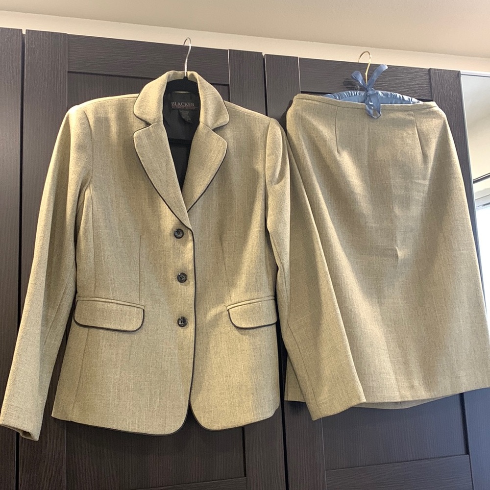 Ladies Tailored Business Suit. A line skirt w/2 side slits